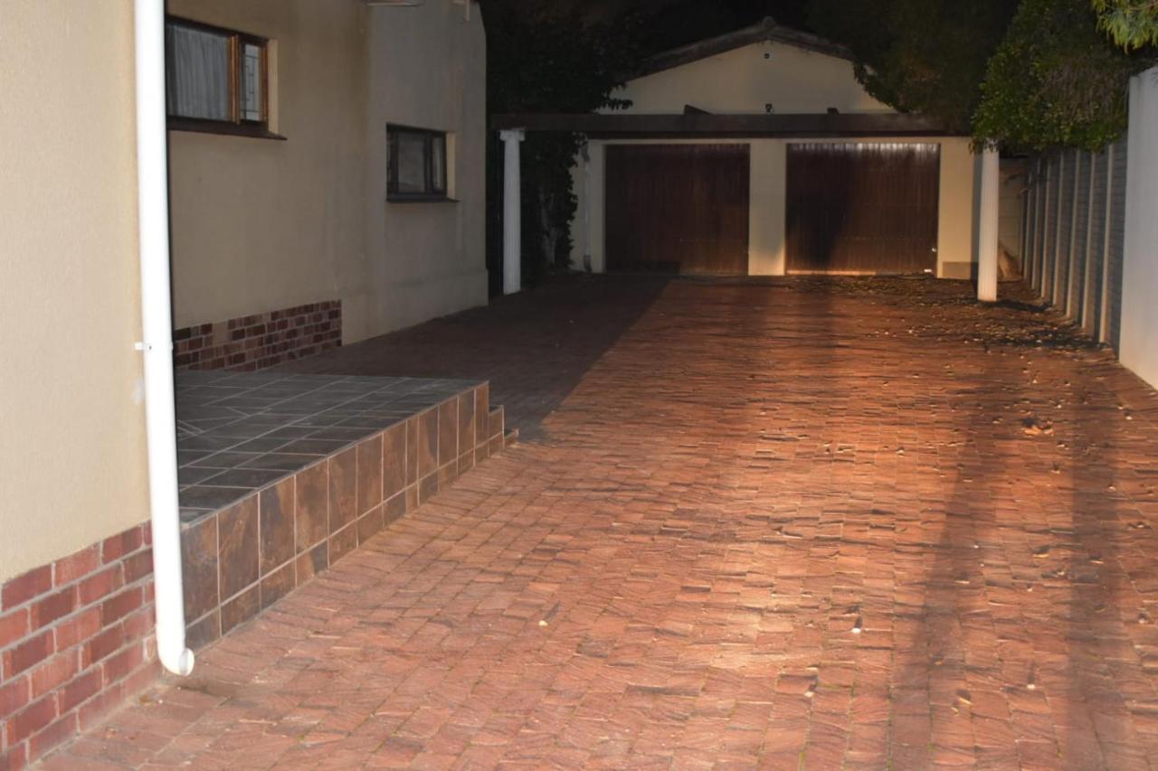 105 On Sarel Cilliers Apartamento *